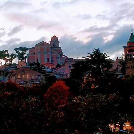 Casa Vacanze Nel Centro Storico Di Fermo Happy Song Eksteriør bilde