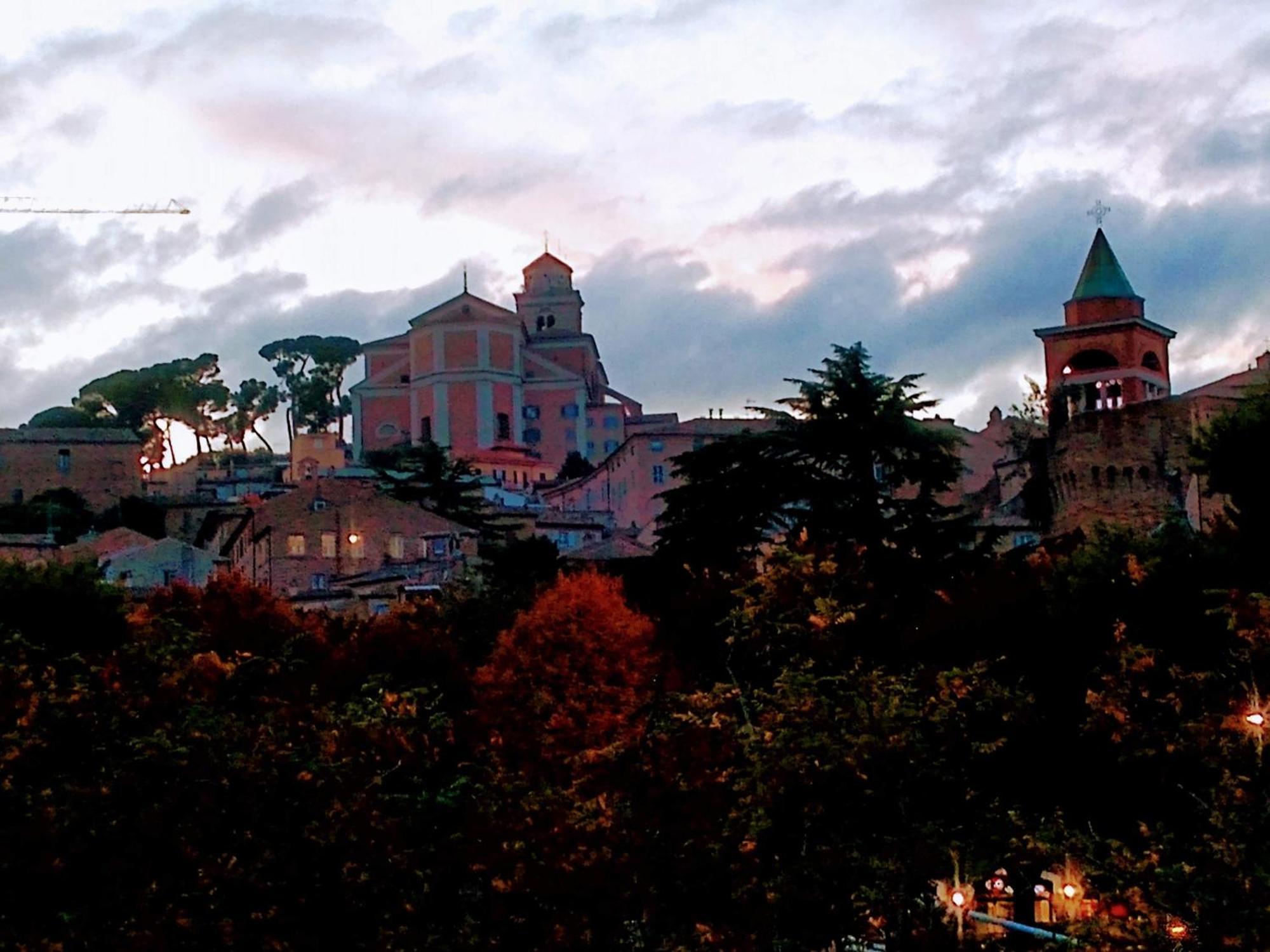Casa Vacanze Nel Centro Storico Di Fermo Happy Song Eksteriør bilde